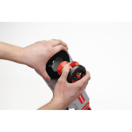 SUPERTRONIC 2000 E z imadłem, z głowicami BSPT R 1/2'' - 3/4'' - 1'' - 1 1/4'' - 1 1/2'' - 2'', z adaptorem ROFIX, z akumulatorem LI 4.0AH 18V i ładowarką AMP