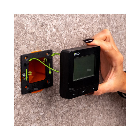 Regulator temperatury ENGO CONTROLS E25-BATB bezprzewodowy Zigbee z wyświetlaczem, montaż natynkowy